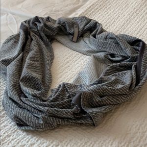 Lululemon vinyasa scarf with arm holes